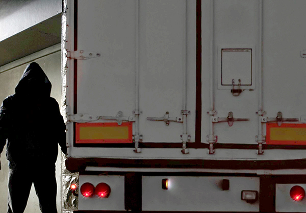 Holiday freight moves fast, and cargo theft risk rises. Use these truck driver cargo security tips to protect your load, avoid delays, and keep moving.