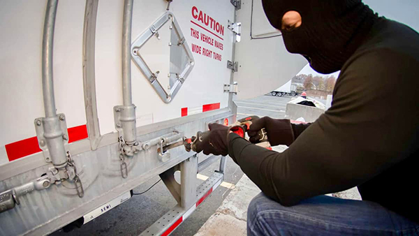 Holiday freight moves fast, and cargo theft risk rises. Use these truck driver cargo security tips to protect your load, avoid delays, and keep moving.